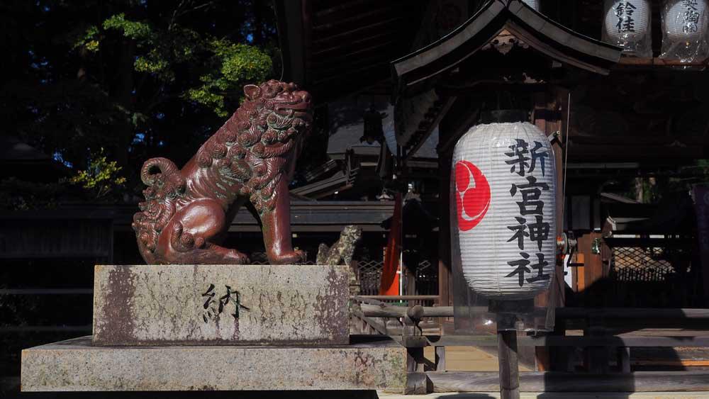 新宮神社に設置されていた信楽焼の狛犬