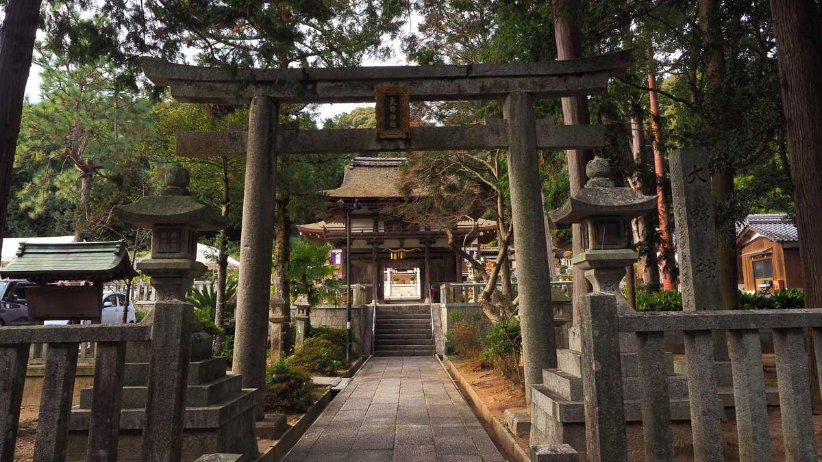 大野神社　正面鳥居から楼門