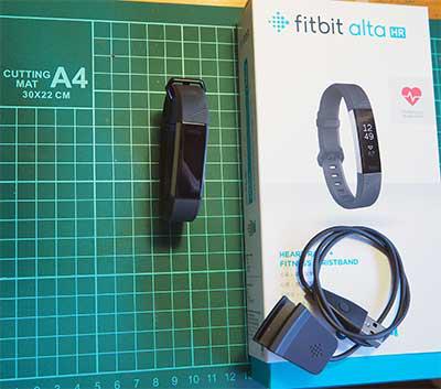 Fitbit Alta HR　本体と、充電用ケーブル