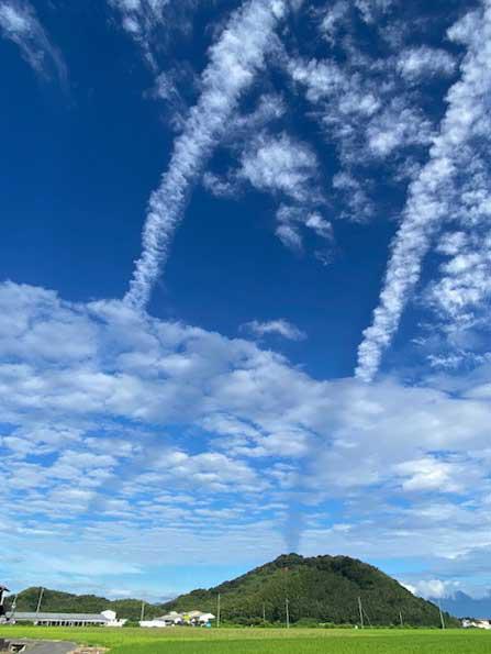 空全体を見ると、2本の飛行機雲が......