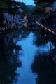 かわらミュージアムの船溜まりから撮影した夕闇に包まれていく八幡掘りの写真