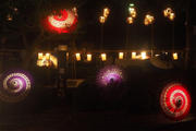 八幡掘り祭りの主会場の一つになる船溜まりに設置された和傘を使ったディスプレイの写真